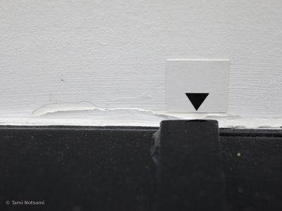 Un des repères plaqué dans le bas d'un mur