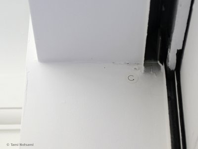 Un des repères sous le caisson d'un store métalique