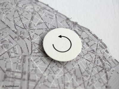 Un des repères au mur sur un plan de paris de Laurent Mareschal