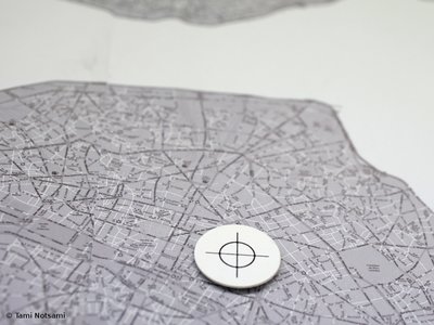 Un des repères au mur sur un plan de paris de Laurent Mareschal