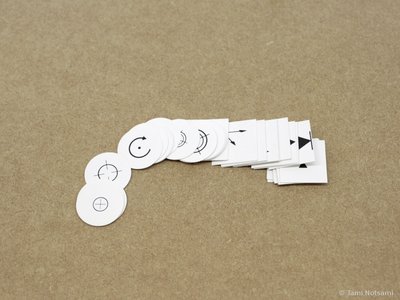 Les Repères étalés sur une table*