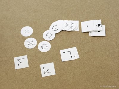 Les Repères étalés sur une table